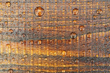 Güzel, eski ahşap yüzey, yağmur damlalarıyla kaplı. Güzel arka plan. Üst görünüm.