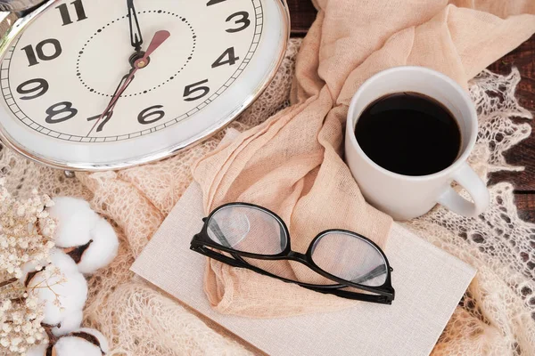 Conceito de inicialização. Chávena de café, despertador, livros, óculos. Comece o seu dia com café da manhã. Educação local de negócios, tom vintage — Fotografia de Stock