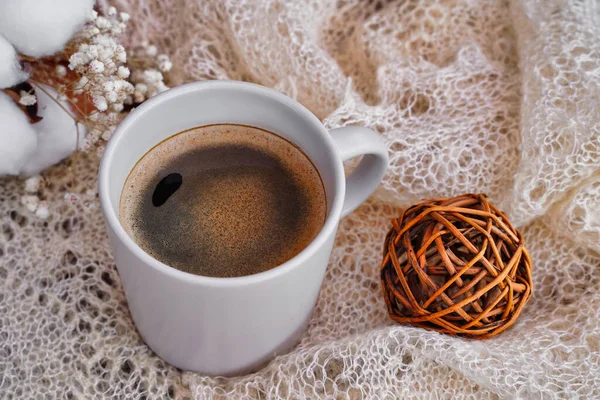 Gezellige winter of herfst stilleven details, vrouwelijke witte tafel met koffie, gedroogde bloemen en gebreide sjaal. — Stockfoto