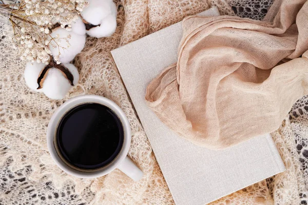 Gezellige winter of herfst stilleven details, vrouwelijke witte tafel met schetsboek, koffie, gedroogde bloemen en gebreide sjaal. — Stockfoto