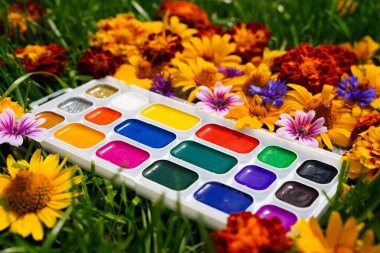 Çocukların yaratıcılığı. Sonbahar resmi. Sonbahar dekorasyonu. Bu doğanın sanatıdır. Metninizi eklemek için uzayı kopyalayın. Modern tasarım. Çağdaş sanat kolajı.