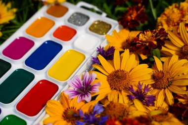 Çocukların yaratıcılığı. Sonbahar resmi. Sonbahar dekorasyonu. Bu doğanın sanatıdır. Metninizi eklemek için uzayı kopyalayın. Modern tasarım. Çağdaş sanat kolajı.