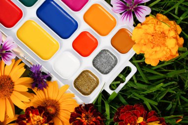 Çocukların yaratıcılığı. Sonbahar resmi. Sonbahar dekorasyonu. Bu doğanın sanatıdır. Metninizi eklemek için uzayı kopyalayın. Modern tasarım. Çağdaş sanat kolajı.