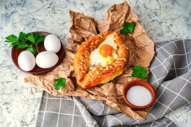 khachapuri Acara geleneksel Gürcü mutfağı yemek. Pişmiş ekmek peynir ve yumurta doldurma. Ulusal pasta snack