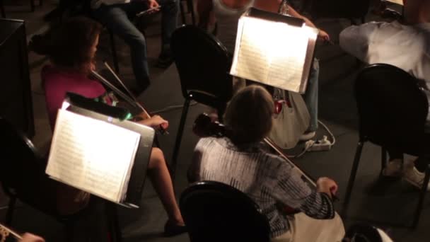 Симфонический оркестр играет музыку — стоковое видео