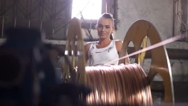 Conductor de bobina mujer fábrica de cable de cobre — Vídeo de stock