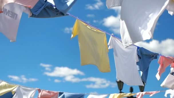 Mnoho triček se suší v laně slunce — Stock video