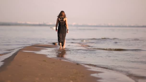 junge Frau zu Fuß auf einer Küstenlinie Wasserlinie Beine