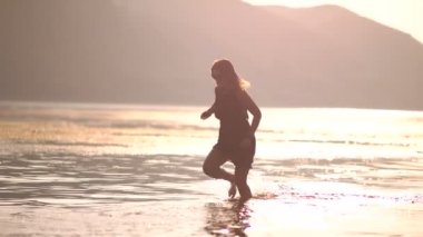 Kız su yavaş hareket üzerinde çalışır