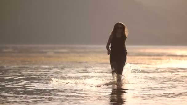 Девушка бежит на воде медленным движением — стоковое видео