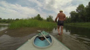 Kano ile yürüyen adam