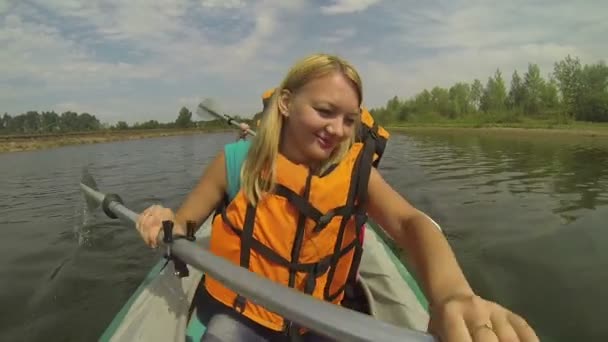 Mujer con remo en canoa — Vídeo de stock