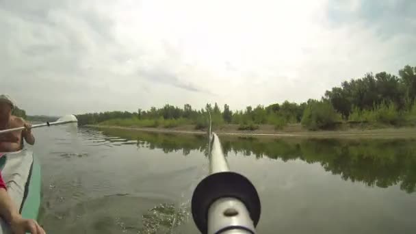 Canoe paddle on river — Stock Video