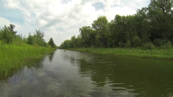 Des hommes en canot sur la rivière — Video