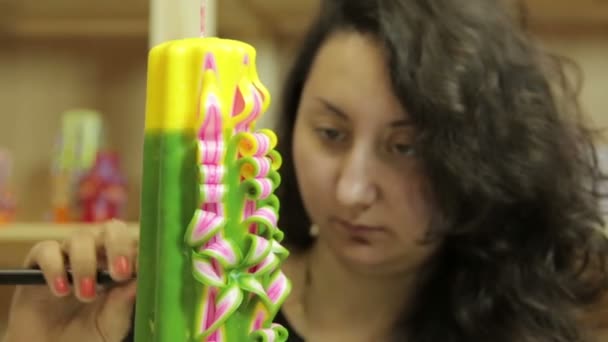 Menina na fábrica de velas — Vídeo de Stock