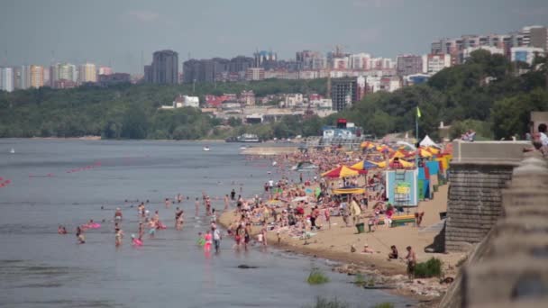 Rzeka plaży z ludzi — Wideo stockowe