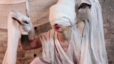 Sihirli kadın sargılı