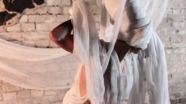 Sihirli kadın sargılı