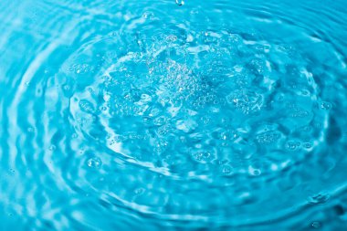 Mavi arka planda bir damla su. Soyut duvar kağıdı