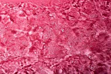 Kırmızı arka planda bir damla su. Soyut duvar kağıdı