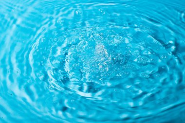 Mavi arka planda bir damla su. Soyut duvar kağıdı