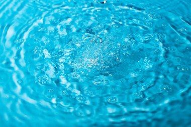 Mavi arka planda bir damla su. Soyut duvar kağıdı