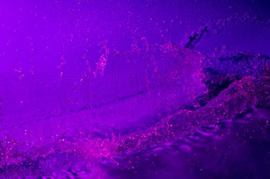 Leylak ışığında bir damla su. Soyut duvar kağıdı