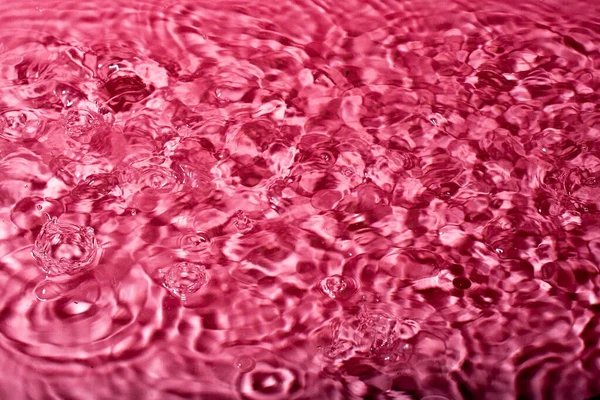Plons Water Een Rode Achtergrond Abstract Behang — Stockfoto