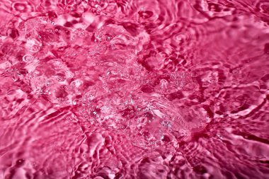 Kırmızı arka planda bir damla su. Soyut duvar kağıdı