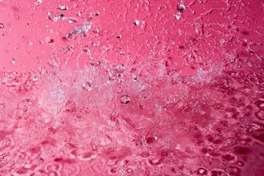 Kırmızı arka planda bir damla su. Soyut duvar kağıdı