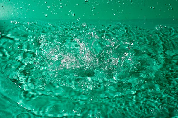 Wasserspritzer Auf Schwarzem Isoliertem Hintergrund — Stockfoto