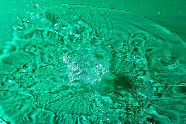 Wasserspritzer Auf Schwarzem Isoliertem Hintergrund — Stockfoto