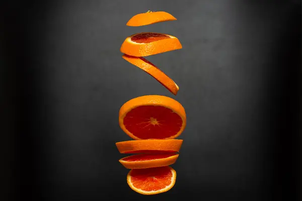 Una Naranja Roja Rodajas Levita Aire Foto Creativa Naranja Voladora — Foto de Stock