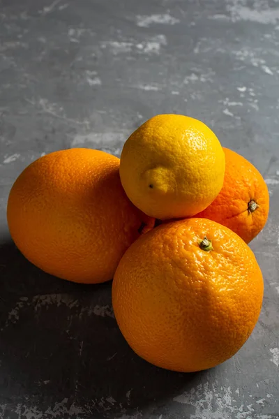 Tres Naranjas Limón Yacen Sobre Fondo Decorativo Hormigón — Foto de Stock