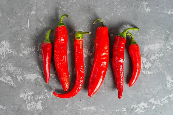 Chiles Frescos Color Rojo Distribuidos Uniformemente Sobre Fondo Hormigón — Foto de Stock