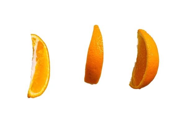 Drie Gesneden Sinaasappelschijfjes Geïsoleerd Lucht Witte Achtergrond — Stockfoto