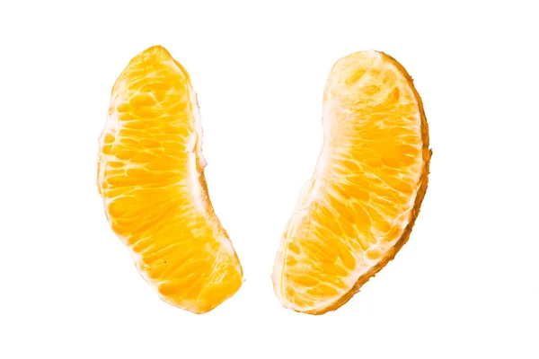 白い背景に空気中に隔離された2枚の皮をむいたオレンジのスライス — ストック写真