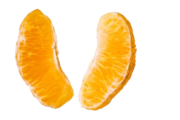 白い背景に空気中に隔離された2枚の皮をむいたオレンジのスライス — ストック写真
