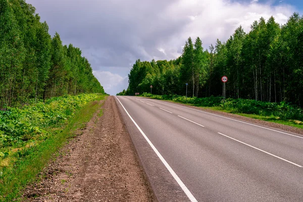 Una Carretera Interurbana Asfaltada Con Marcas Blancas Que Extienden Distancia —  Fotos de Stock