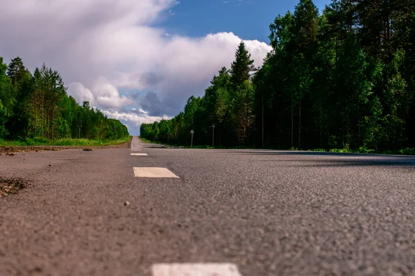 Una Carretera Interurbana Asfaltada Con Marcas Blancas Que Extienden Distancia —  Fotos de Stock