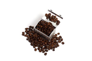 Etrafında küçük metal bir sandıkta kavrulmuş kahve çekirdekleri. Beyaz arka planda izole edin. Copspace