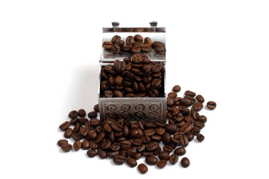 Etrafında küçük metal bir sandıkta kavrulmuş kahve çekirdekleri. Beyaz arka planda izole edin. Copspace