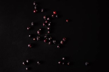 Siyah arkaplana saçılmış donmuş kuşüzümü.