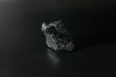Siyah arkaplandaki kömür parçası, yakın plan.