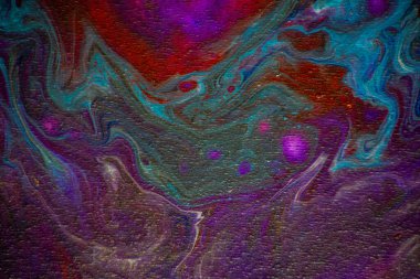 Sıvı sanatının dokusu. Girdap boyası efektli soyut bir arka plan. Sıvı akrilik boya arka planı. Leylak, mavi, turkuaz ve kırmızı renkler.