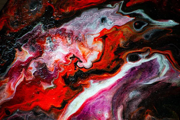 流体芸術のスタイルでテクスチャ 渦巻く塗料効果を持つ抽象的な背景 アクリル絵具の背景 ライラックと赤の色 — ストック写真
