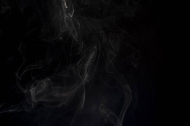 Siyah arkaplanda beyaz duman bulutu