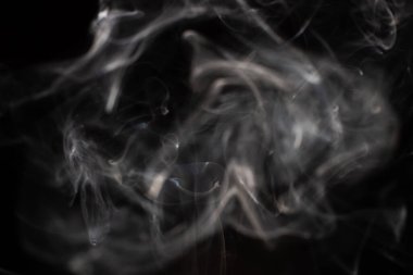 Siyah arkaplanda beyaz duman bulutu