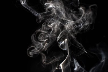 Siyah arkaplanda beyaz duman bulutu