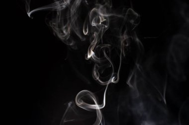 Siyah arkaplanda beyaz duman bulutu